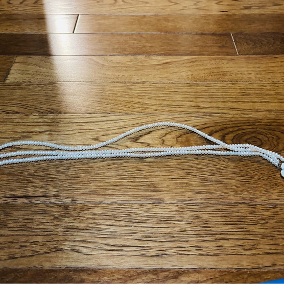 Elegant White Pearl Necklace with Floral Accent - Picture 4 of 5